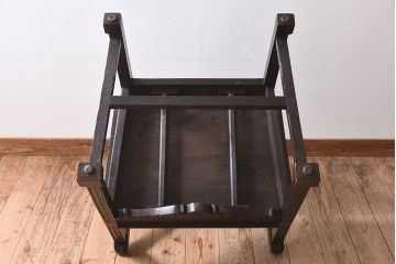 アンティーク家具　イギリスアンティーク　凝った彫刻のデザインが魅力的なチェア(椅子)