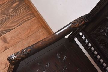 アンティーク家具　イギリスアンティーク　凝った彫刻のデザインが魅力的なチェア(椅子)