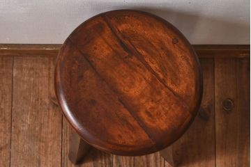 レトロ家具　昭和レトロ　落ち着きのある木の質感が味わい深い丸型スツール(椅子、チェア)(2)