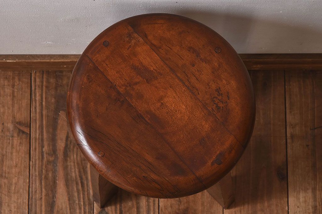 レトロ家具　昭和レトロ　落ち着きのある木の質感が味わい深い丸型スツール(椅子、チェア)(3)