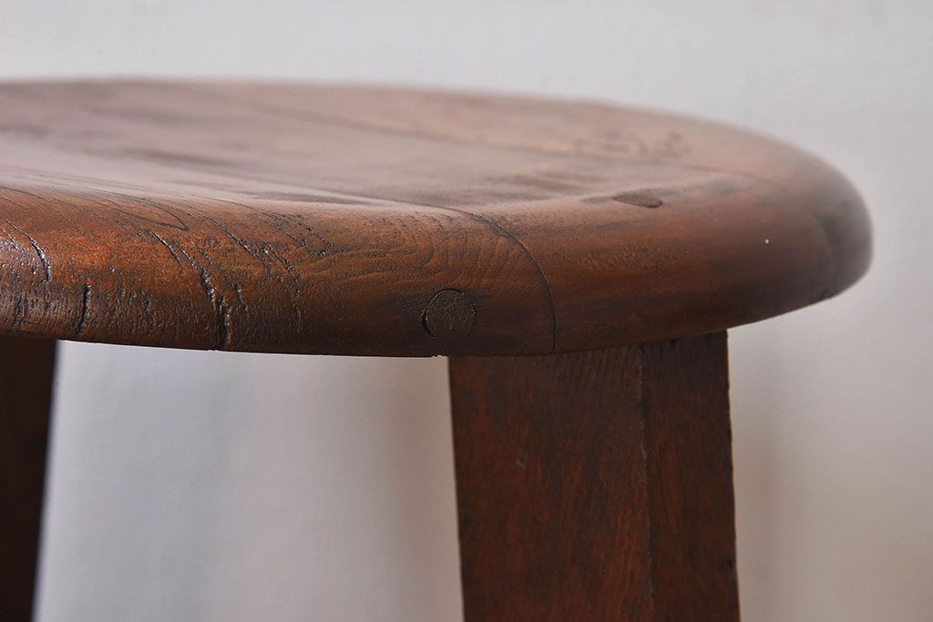 レトロ家具　昭和レトロ　落ち着きのある木の質感が味わい深い丸型スツール(椅子、チェア)(3)