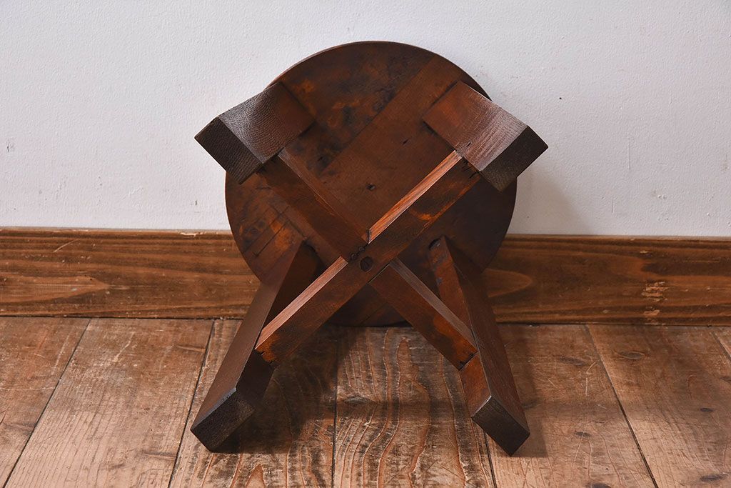 レトロ家具　昭和レトロ　落ち着きのある木の質感が味わい深い丸型スツール(椅子、チェア)(3)