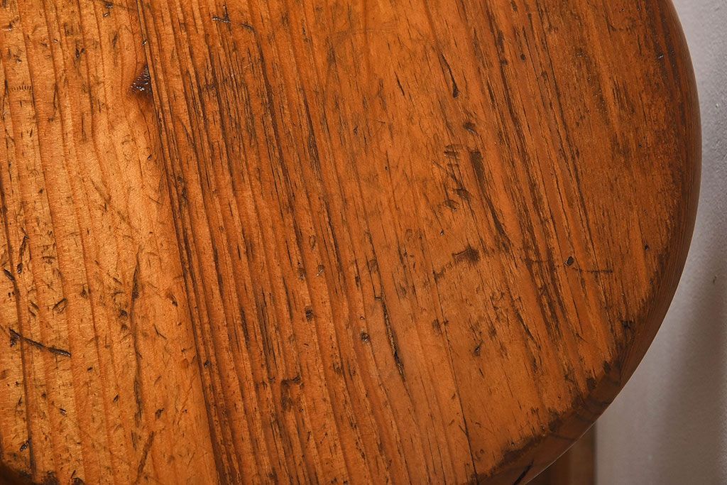 レトロ家具　昭和レトロ　パイン材　古い木の質感が味のある丸型スツール(椅子、チェア)