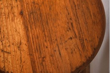 レトロ家具　昭和レトロ　パイン材　古い木の質感が味のある丸型スツール(椅子、チェア)