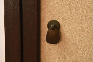 アンティーク雑貨　中古民芸家具　上質なデザインの小振りな飾り棚