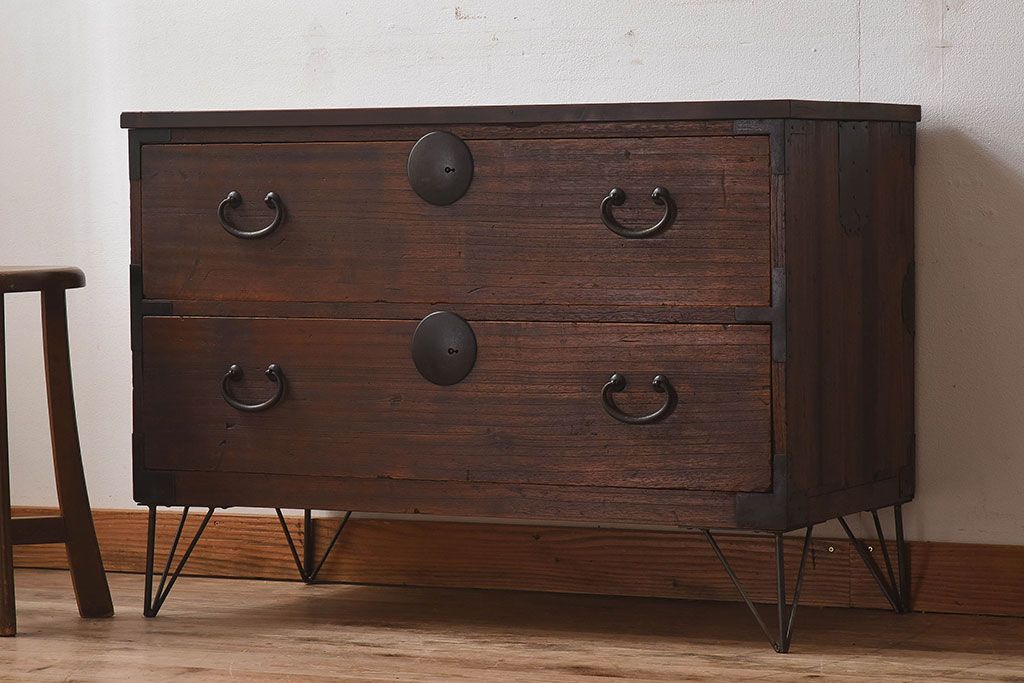 アンティーク家具　和製アンティーク　使い込まれた質感が味わい深い鉄脚付き衣装箪笥(ローボード)(1)