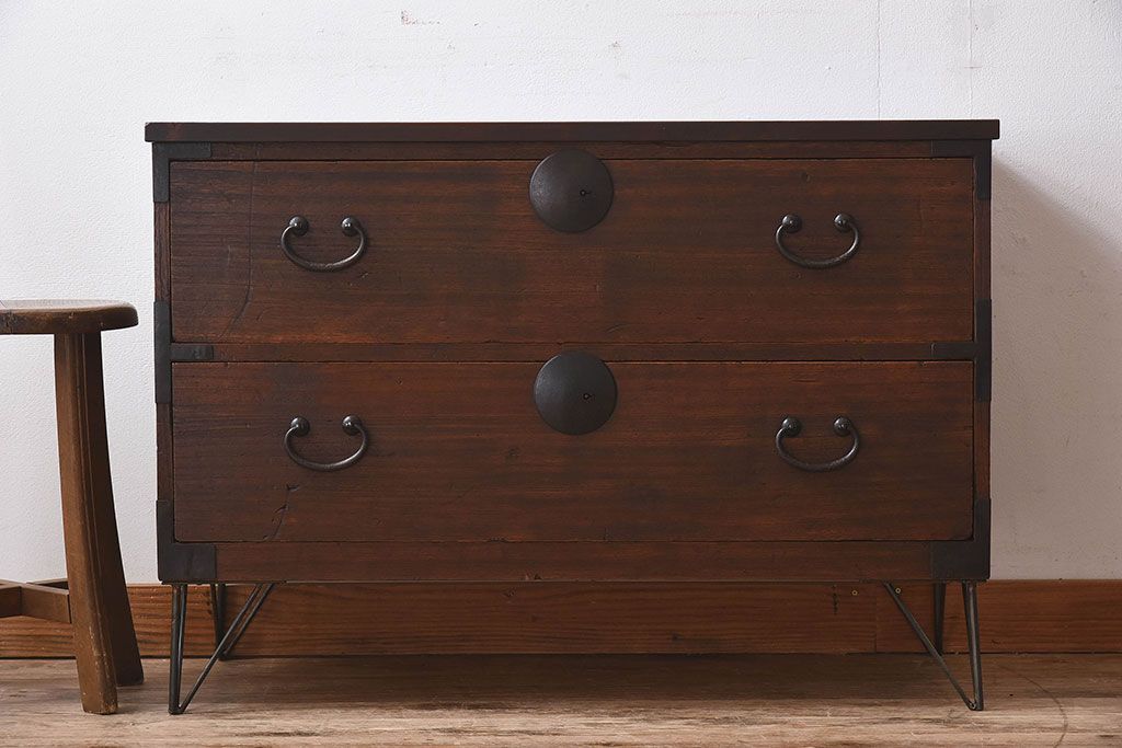 アンティーク家具　和製アンティーク　使い込まれた質感が味わい深い鉄脚付き衣装箪笥(ローボード)(1)