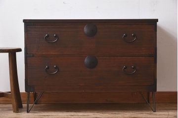 アンティーク家具　和製アンティーク　使い込まれた質感が味わい深い鉄脚付き衣装箪笥(ローボード)(1)