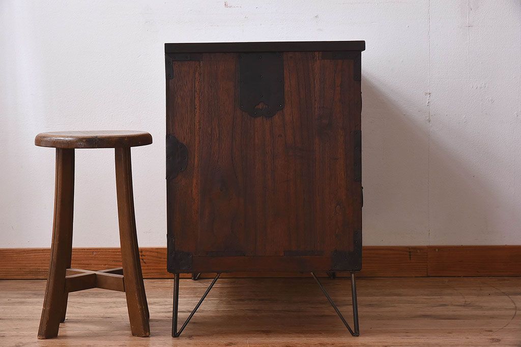 アンティーク家具　和製アンティーク　使い込まれた質感が味わい深い鉄脚付き衣装箪笥(ローボード)(1)