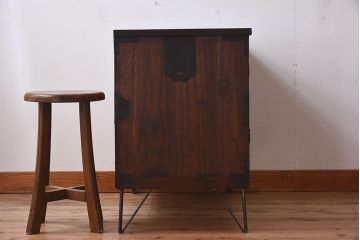 アンティーク家具　和製アンティーク　使い込まれた質感が味わい深い鉄脚付き衣装箪笥(ローボード)(1)