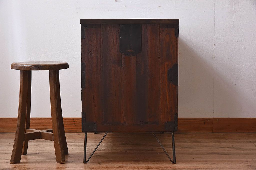 アンティーク家具　和製アンティーク　使い込まれた質感が味わい深い鉄脚付き衣装箪笥(ローボード)(1)