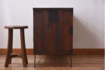 アンティーク家具　和製アンティーク　使い込まれた質感が味わい深い鉄脚付き衣装箪笥(ローボード)(1)