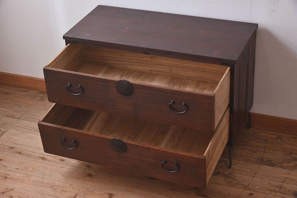 アンティーク家具　和製アンティーク　使い込まれた質感が味わい深い鉄脚付き衣装箪笥(ローボード)(1)