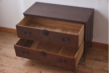 アンティーク家具　和製アンティーク　使い込まれた質感が味わい深い鉄脚付き衣装箪笥(ローボード)(1)