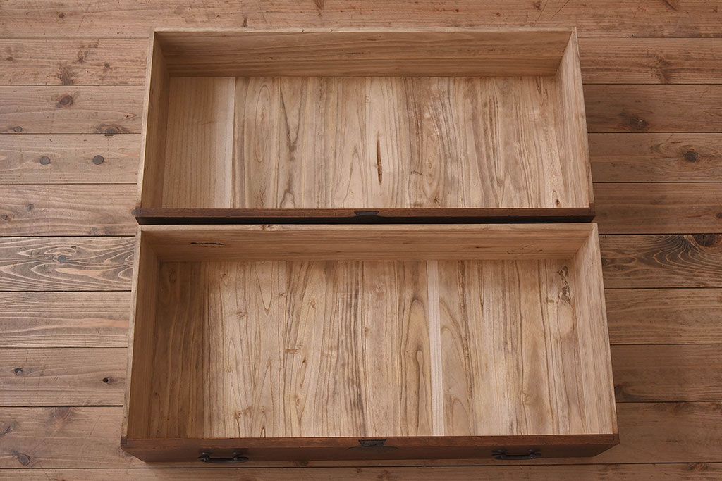 アンティーク家具　和製アンティーク　使い込まれた質感が味わい深い鉄脚付き衣装箪笥(ローボード)(1)