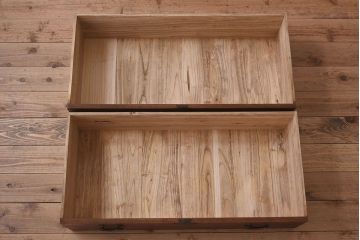 アンティーク家具　和製アンティーク　使い込まれた質感が味わい深い鉄脚付き衣装箪笥(ローボード)(1)