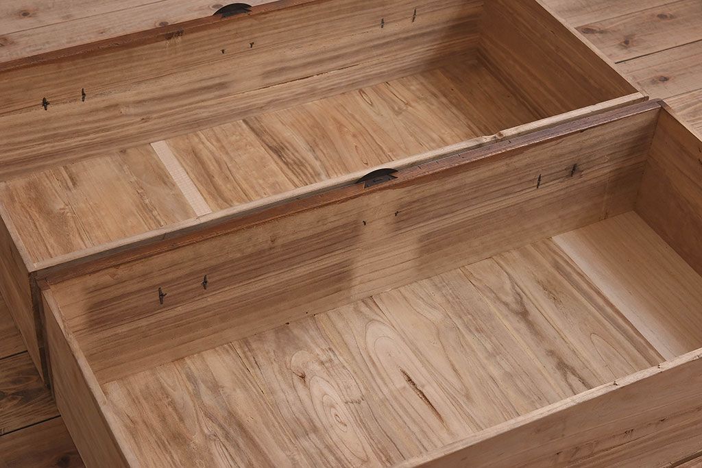 アンティーク家具　和製アンティーク　使い込まれた質感が味わい深い鉄脚付き衣装箪笥(ローボード)(1)