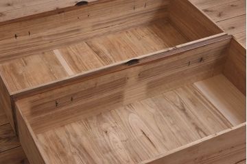 アンティーク家具　和製アンティーク　使い込まれた質感が味わい深い鉄脚付き衣装箪笥(ローボード)(1)