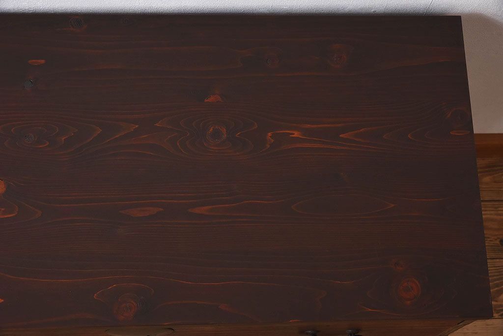 アンティーク家具　和製アンティーク　使い込まれた質感が味わい深い鉄脚付き衣装箪笥(ローボード)(1)