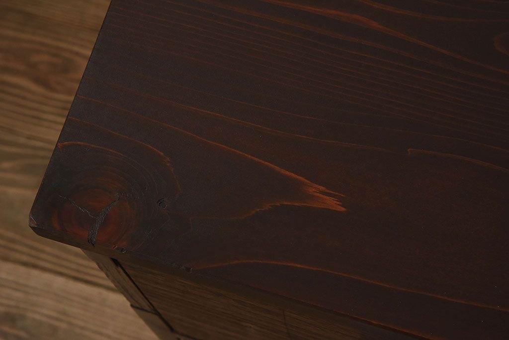 アンティーク家具　和製アンティーク　使い込まれた質感が味わい深い鉄脚付き衣装箪笥(ローボード)(1)