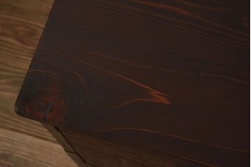 アンティーク家具　和製アンティーク　使い込まれた質感が味わい深い鉄脚付き衣装箪笥(ローボード)(1)