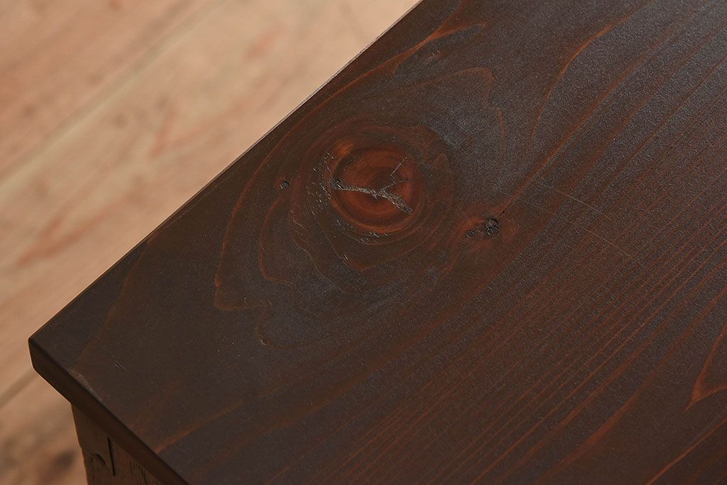 アンティーク家具　和製アンティーク　使い込まれた質感が味わい深い鉄脚付き衣装箪笥(ローボード)(1)