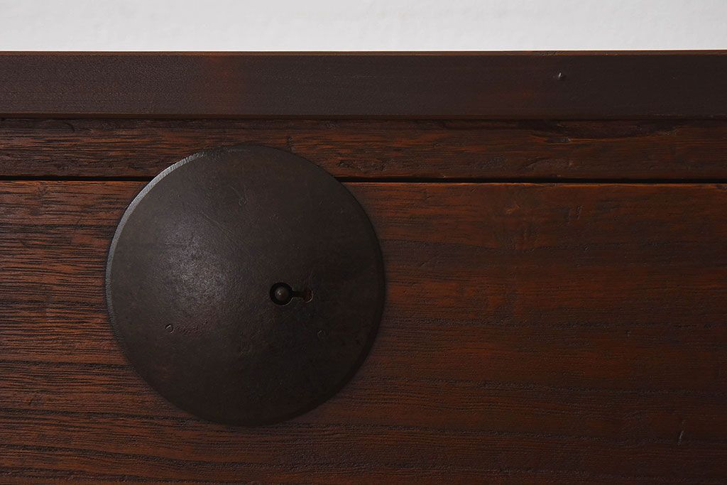 アンティーク家具　和製アンティーク　使い込まれた質感が味わい深い鉄脚付き衣装箪笥(ローボード)(1)