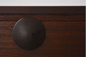 アンティーク家具　和製アンティーク　使い込まれた質感が味わい深い鉄脚付き衣装箪笥(ローボード)(1)