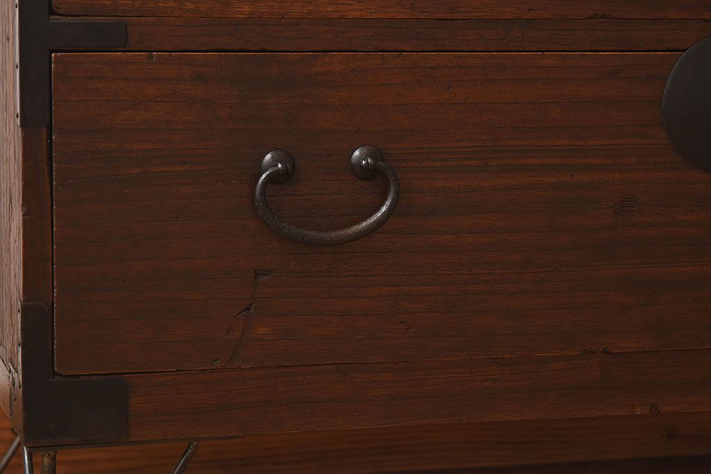 アンティーク家具　和製アンティーク　使い込まれた質感が味わい深い鉄脚付き衣装箪笥(ローボード)(1)