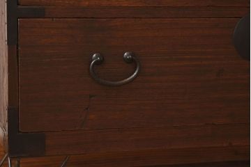 アンティーク家具　和製アンティーク　使い込まれた質感が味わい深い鉄脚付き衣装箪笥(ローボード)(1)