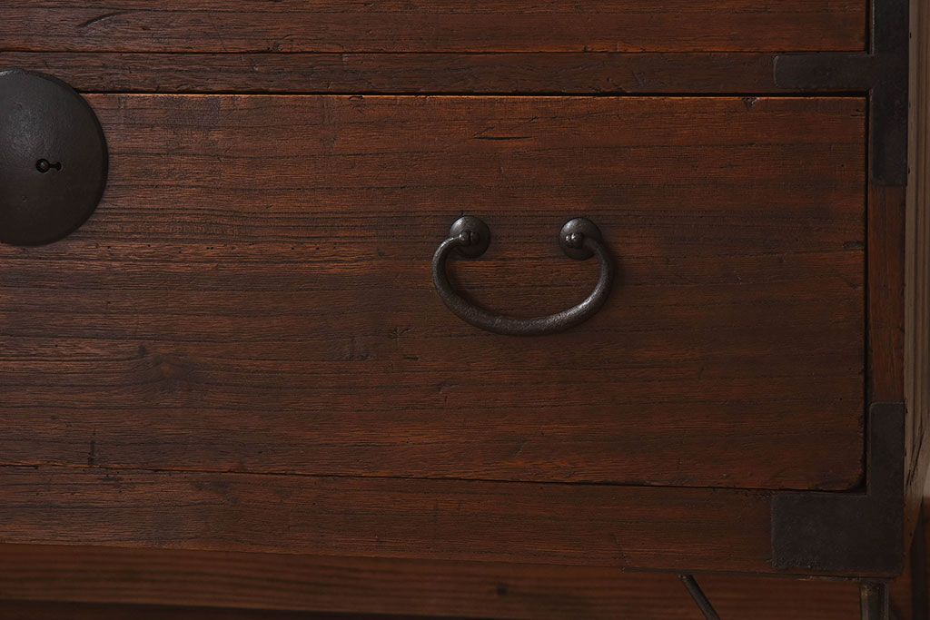 アンティーク家具　和製アンティーク　使い込まれた質感が味わい深い鉄脚付き衣装箪笥(ローボード)(1)