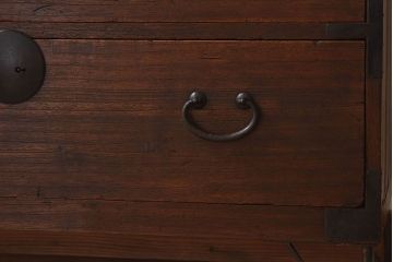 アンティーク家具　和製アンティーク　使い込まれた質感が味わい深い鉄脚付き衣装箪笥(ローボード)(1)