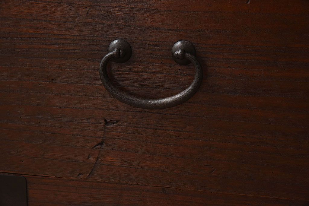 アンティーク家具　和製アンティーク　使い込まれた質感が味わい深い鉄脚付き衣装箪笥(ローボード)(1)