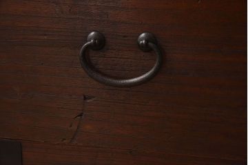 アンティーク家具　和製アンティーク　使い込まれた質感が味わい深い鉄脚付き衣装箪笥(ローボード)(1)