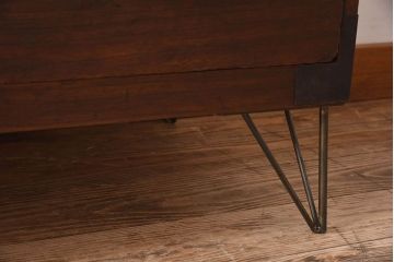 アンティーク家具　和製アンティーク　使い込まれた質感が味わい深い鉄脚付き衣装箪笥(ローボード)(1)