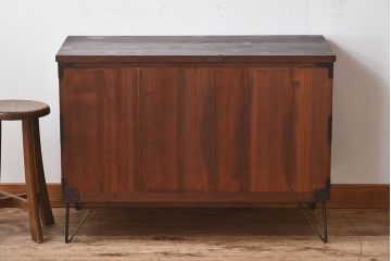 アンティーク家具　和製アンティーク　使い込まれた質感が味わい深い鉄脚付き衣装箪笥(ローボード)(1)