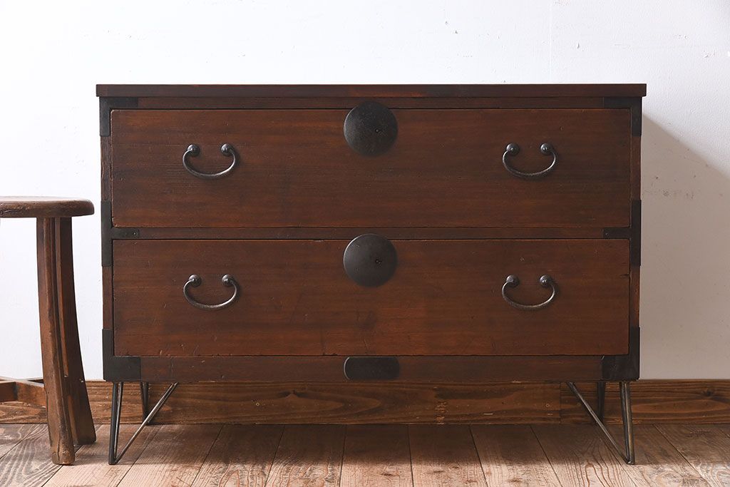 アンティーク家具　和製アンティーク　使い込まれた質感が味わい深い鉄脚付き衣装箪笥(ローボード)