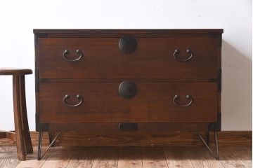 アンティーク家具　和製アンティーク　使い込まれた質感が味わい深い鉄脚付き衣装箪笥(ローボード)