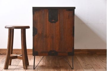 アンティーク家具　和製アンティーク　使い込まれた質感が味わい深い鉄脚付き衣装箪笥(ローボード)