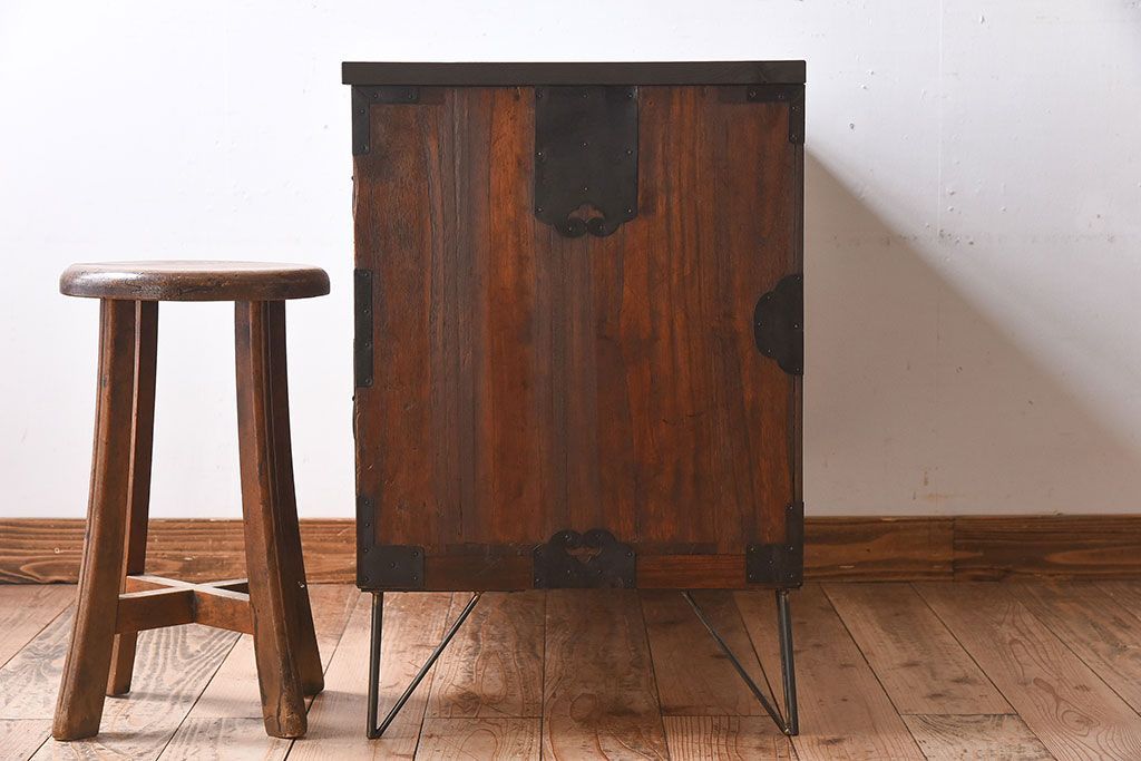 アンティーク家具　和製アンティーク　使い込まれた質感が味わい深い鉄脚付き衣装箪笥(ローボード)