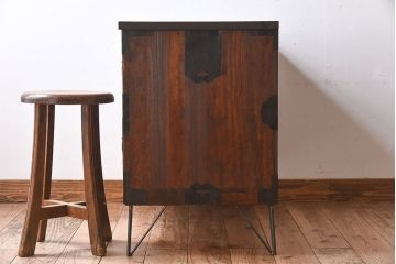 アンティーク家具　和製アンティーク　使い込まれた質感が味わい深い鉄脚付き衣装箪笥(ローボード)