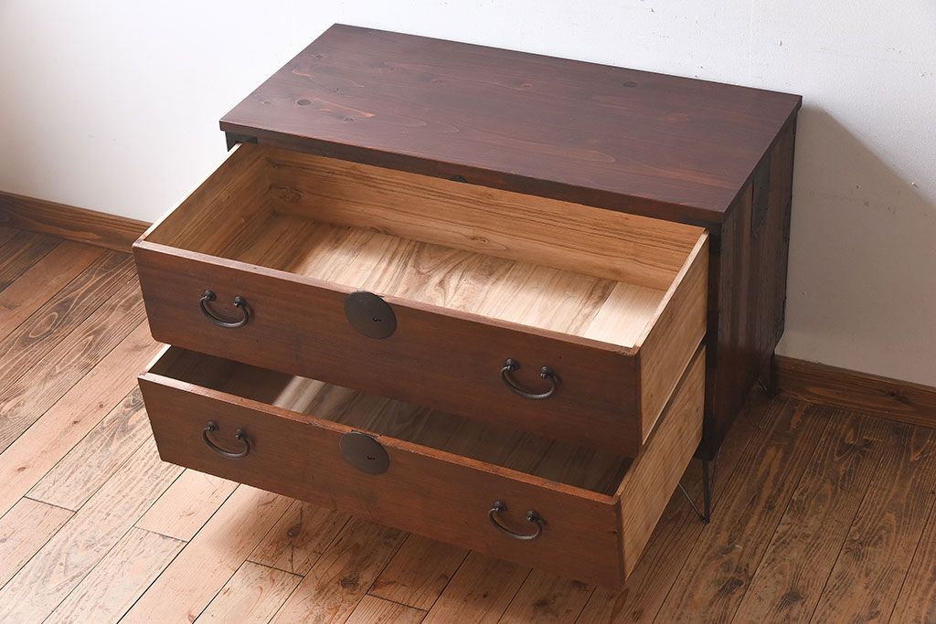 アンティーク家具　和製アンティーク　使い込まれた質感が味わい深い鉄脚付き衣装箪笥(ローボード)