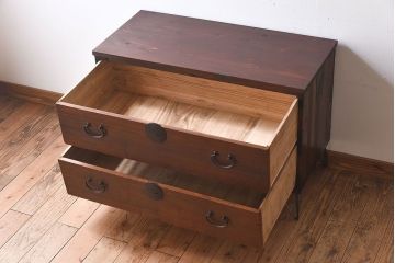 アンティーク家具　和製アンティーク　使い込まれた質感が味わい深い鉄脚付き衣装箪笥(ローボード)