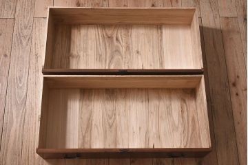 アンティーク家具　和製アンティーク　使い込まれた質感が味わい深い鉄脚付き衣装箪笥(ローボード)