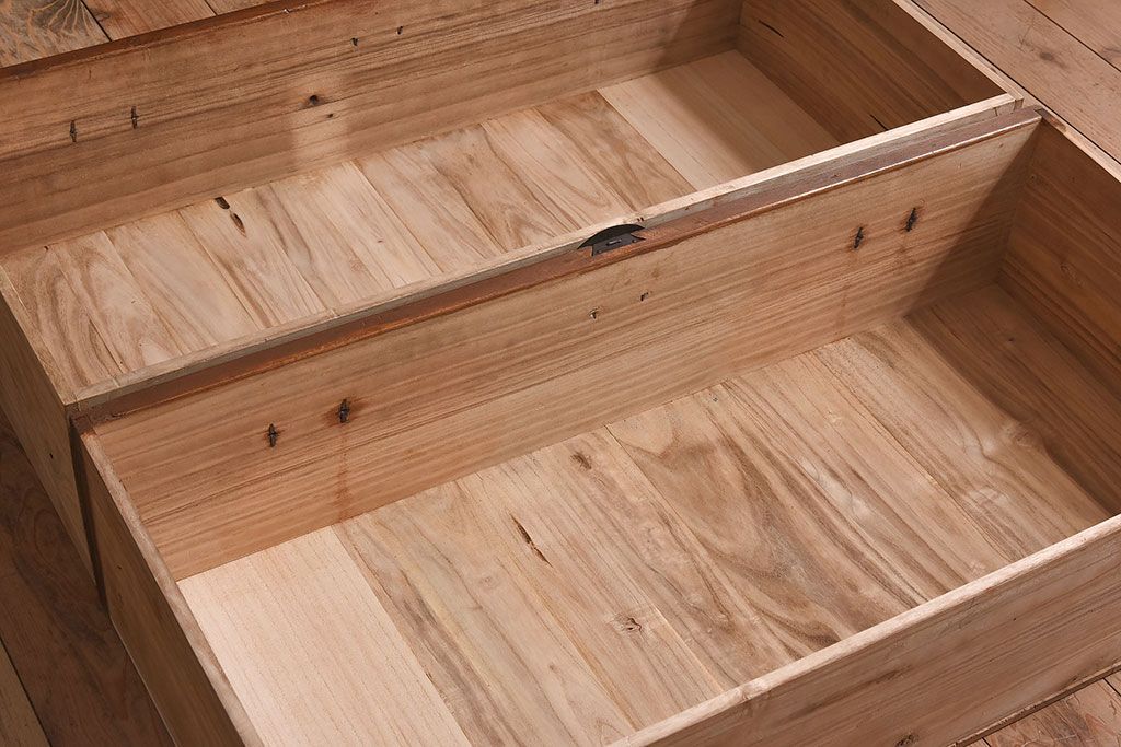 アンティーク家具　和製アンティーク　使い込まれた質感が味わい深い鉄脚付き衣装箪笥(ローボード)