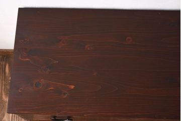 アンティーク家具　和製アンティーク　使い込まれた質感が味わい深い鉄脚付き衣装箪笥(ローボード)