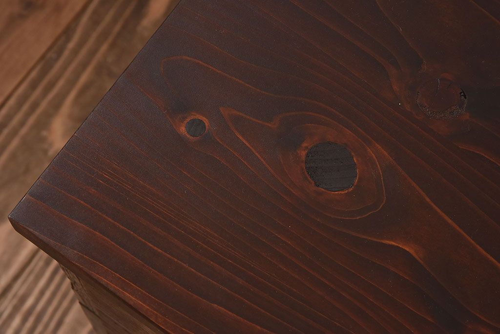 アンティーク家具　和製アンティーク　使い込まれた質感が味わい深い鉄脚付き衣装箪笥(ローボード)