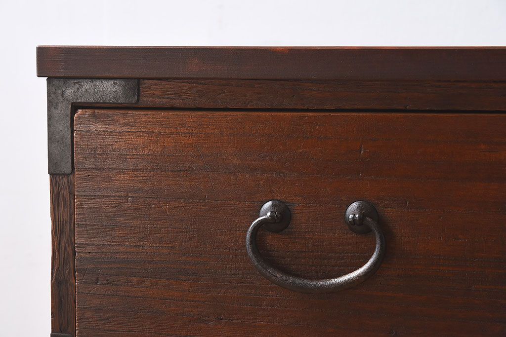 アンティーク家具　和製アンティーク　使い込まれた質感が味わい深い鉄脚付き衣装箪笥(ローボード)