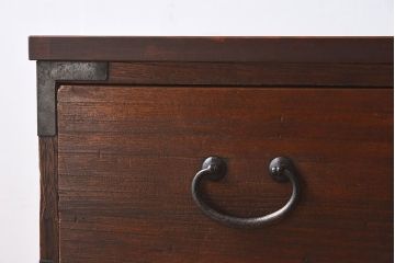 アンティーク家具　和製アンティーク　使い込まれた質感が味わい深い鉄脚付き衣装箪笥(ローボード)