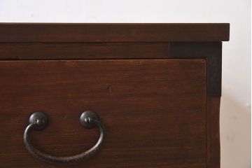 アンティーク家具　和製アンティーク　使い込まれた質感が味わい深い鉄脚付き衣装箪笥(ローボード)